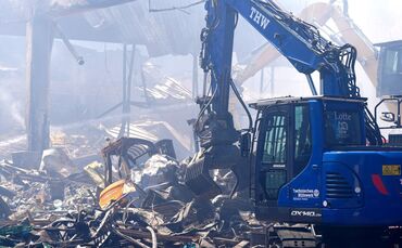 Bagger sind am Brandort im Einsatz.