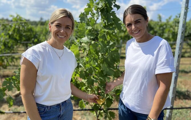 Die Schwestern Marina und Leah Seibold in ihrem Wengert.