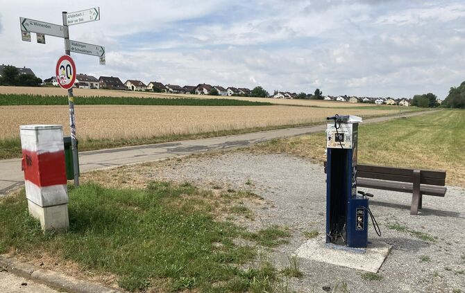 Die Station liegt zwar insofern zentral, weil sich dort mehrere Radwege kreuzen, aber eben weit außerhalb des Orts.
