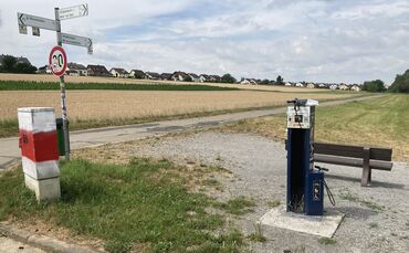Die Station liegt zwar insofern zentral, weil sich dort mehrere Radwege kreuzen, aber eben weit außerhalb des Orts.