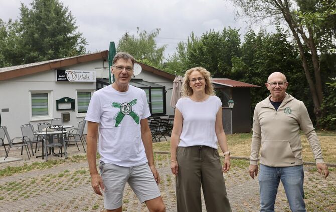 Dr. Andreas Lampen, Bettina Wieler und Dr. Wolfram Vogel (von links) auf dem Areal neben der Vereinsgaststätte. Dort soll die ne