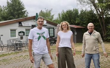 Dr. Andreas Lampen, Bettina Wieler und Dr. Wolfram Vogel (von links) auf dem Areal neben der Vereinsgaststätte. Dort soll die ne