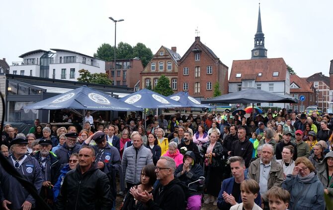 Gedenken nach Schüssen in Jugendhilfeeinrichtung mit sechs Toten