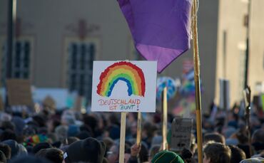In Deutschland kommt es zu immer mehr Fällen von queerfeindlicher Gewalt – unter anderem auch während Demonstrationen wie dem Ch