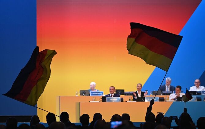 Parteichefin Weidel rief ihre Partei unter großem Jubel dazu auf, «das gesamte Land» in Schwarz-Rot-Gold zu tauchen.