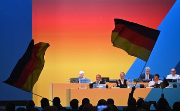 Parteichefin Weidel rief ihre Partei unter großem Jubel dazu auf, «das gesamte Land» in Schwarz-Rot-Gold zu tauchen.