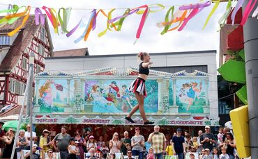 Das Straßenkunstfestival beim Brunnenfest in Winterbach begeisterte die Besucher.
