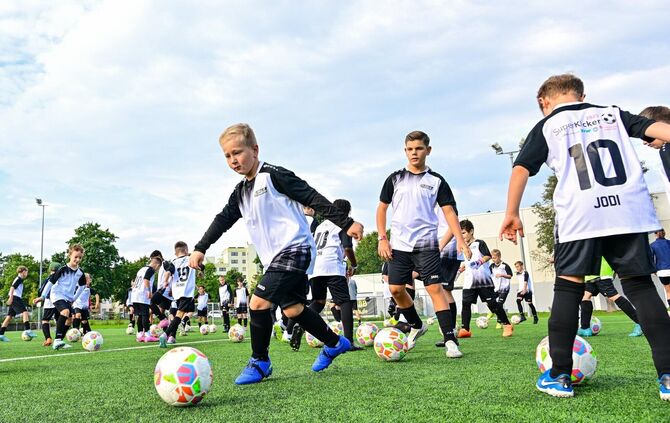 Kicken in den Ferien: Fünf Tage lang steht beim Superkicker-Camp alles im Zeichen von Fußball, Fairplay und Teamgeist.