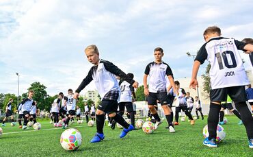 Kicken in den Ferien: Fünf Tage lang steht beim Superkicker-Camp alles im Zeichen von Fußball, Fairplay und Teamgeist.
