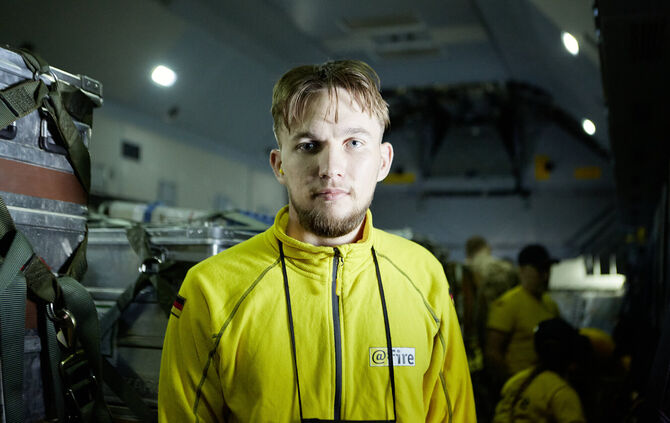 Tim Heunisch (24) aus Weinstadt im Juni 2026 im Airbus A400M der Bundeswehr auf dem Weg nach Venezuela.