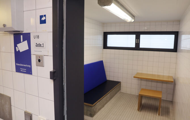 In einer solchen Ausnüchterungszelle im  Polizeirevier Winnenden verhielt sich ein Fellbacher sehr aggressiv (Archivfoto).