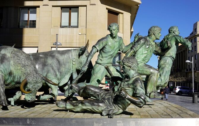 Bronzemonument vom Stiertreiben in Pamplona