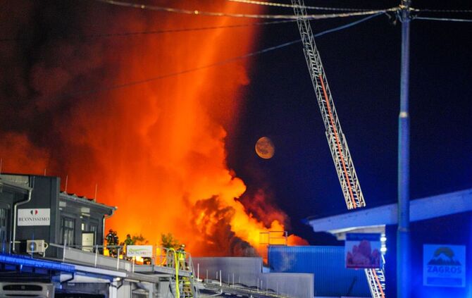Am Wochenende waren zahlreiche Feuerwehrleute im Einsatz, um die Flammen zu löschen.
