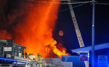 Am Wochenende waren zahlreiche Feuerwehrleute im Einsatz, um die Flammen zu löschen.