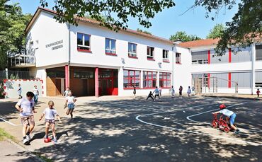 Der neu gestaltete Schulhof der Schurwaldschule Oberberken.