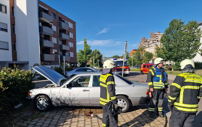 In Weinstadt geriet ein Mercedes in Brand.