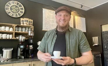 Achim Pabst hat seine Leidenschaft zum Beruf gemacht: Der 40-jährige Gmünder hat in der Ledergasse 2 sein Café Pabst aufgemacht.