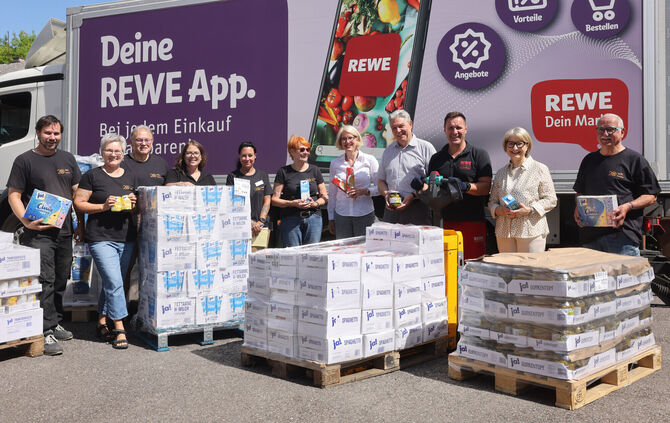 Spendenübergabe an die Tafel Waiblingen - von links: Marcel Dobler, Ursula Falkenstern, Ralf Hertwig, Verena Aupperle, Daniela S