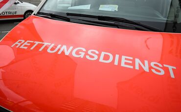 Der Rettungsdienst brachte den schwer verletzten Jungen in ein Krankenhaus. (Symbolbild)