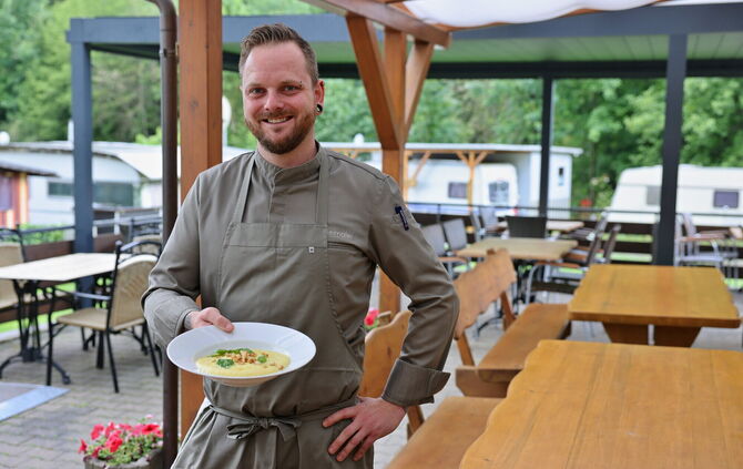 Fabian Hudelmaier bereitet in der Gaststätte Hagerwaldsee auch gerne mal ein sommerlich-leichtes Gericht zu, wenn's draußen heiß