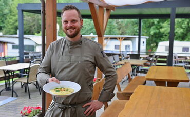 Fabian Hudelmaier bereitet in der Gaststätte Hagerwaldsee auch gerne mal ein sommerlich-leichtes Gericht zu, wenn's draußen heiß