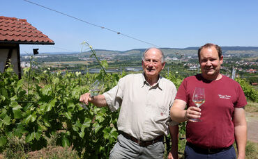 Hermann Beck (79) und Daniel Kuhnle (41) in Hermann Becks Weinberg in Kernen.