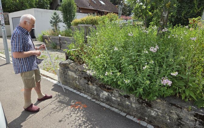 Heinrich Lindauer wundert sich: Auf dem Gehweg vor seinem Haus wurden Markierungen für das Verlegen neuer Glasfaser-Leerrohre au