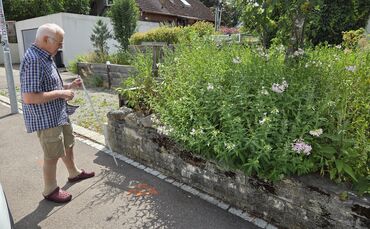 Heinrich Lindauer wundert sich: Auf dem Gehweg vor seinem Haus wurden Markierungen für das Verlegen neuer Glasfaser-Leerrohre au