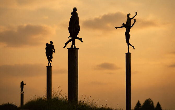 Bronzeplastiken der Skulpturenallee „Paare"