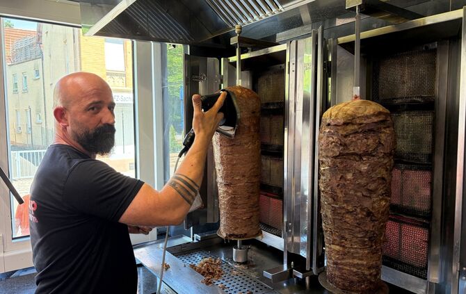 Torgay Manaz, Betreiber von "Best Pinar Kebap", arbeitet auch auf dem Großmarkt in Stuttgart.
