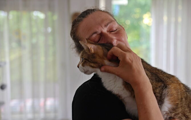 Schon ganz schön vertraut: Sonja Dankert und Katze Lilly.