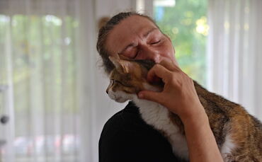 Schon ganz schön vertraut: Sonja Dankert und Katze Lilly.