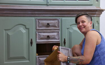 Anja Schwarm hat sich in Hundsberg eine Werkstatt fürs Upcycling von Möbeln aufgebaut. Hier zeigt sie ein aktuelles Stück, ein a