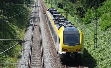 In einem Regionalexpress wurde eine Zugbegleiterin angegriffen (Symbolfoto).
