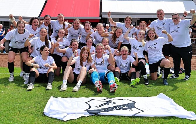 Großer Jubel nach dem 2:1-Sieg gegen den TV Oeffingen: Die SGM Birkmannsweiler/Steinach feiert den Meistertitel in der Bezirksli