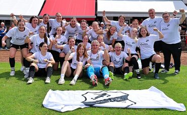 Großer Jubel nach dem 2:1-Sieg gegen den TV Oeffingen: Die SGM Birkmannsweiler/Steinach feiert den Meistertitel in der Bezirksli
