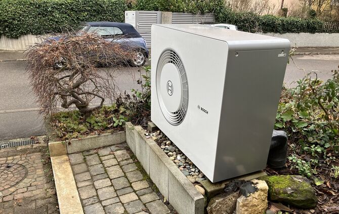 Mittlerweile steht sie vor vielen Eingängen: die Wärmepumpe.