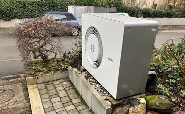 Mittlerweile steht sie vor vielen Eingängen: die Wärmepumpe.