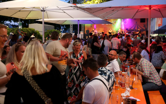 Mega-Fest SchoWo: Ohne Freiwillige an den Ständen könnte das Stadtfest nicht gefeiert werden (Archivfoto).