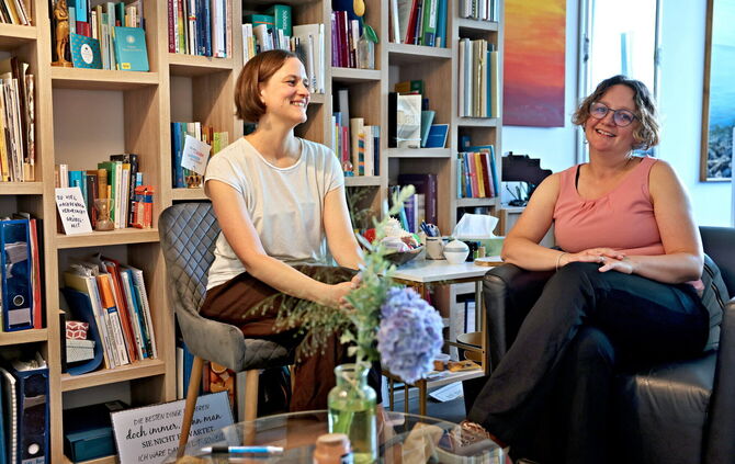 Die Psychotherapeutinnen Johanna Schmid (links) und Ann-Marie Ehmann sorgen sich wegen der Gesundheitsreform.