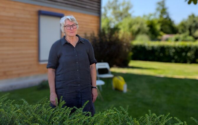Silvia Grenz vor ihrem Haus in Schlechtbach.