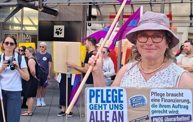 Die Krankenschwester Senta Lehner nahm am 18. Juni an einer Kundgebung in Stuttgart teil.