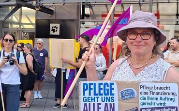 Die Krankenschwester Senta Lehner nahm am 18. Juni an einer Kundgebung in Stuttgart teil.