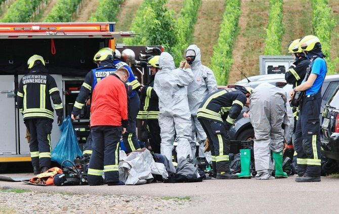 Großeinsatz in Strümpfelbach: Einsatzkräfte der Feuerwehr kontrollierten in Schutzausrüstung, ob im Bädle Chlorgas ausgetreten i