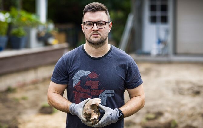 Felix Chall hat etliche Knochen in seinem Garten in Braunschweig gefunden.