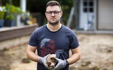 Felix Chall hat etliche Knochen in seinem Garten in Braunschweig gefunden.