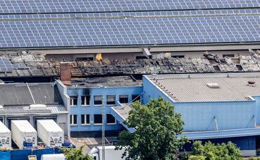 Zerstörte Hallen zeugen vom Großbrand.