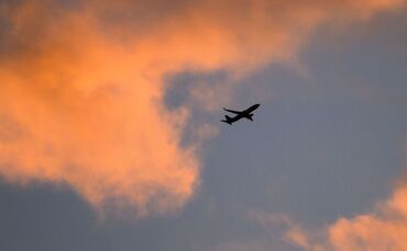Flugzeug im Sonnenaufgang