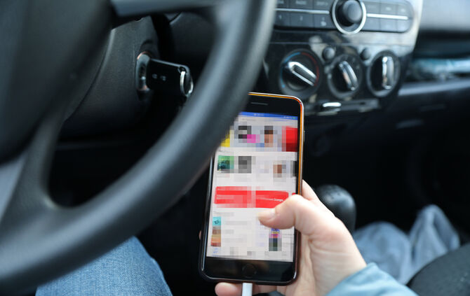 Ob Telefonieren oder sonst was: Ein Handy (Symbolfoto) dürfen Autofahrer nur in die Hand nehmen, wenn das Auto steht und der Mot