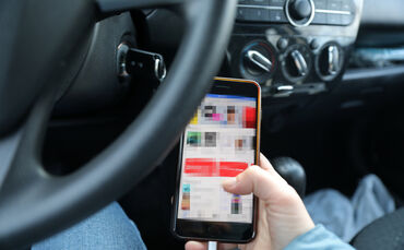 Ob Telefonieren oder sonst was: Ein Handy (Symbolfoto) dürfen Autofahrer nur in die Hand nehmen, wenn das Auto steht und der Mot